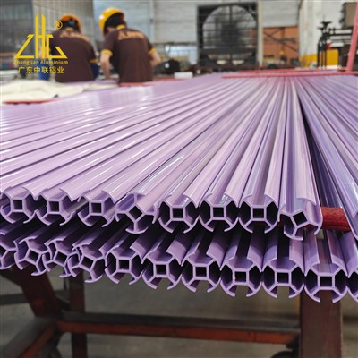 Práškové lakování hliníkových vytlačovaných profilů